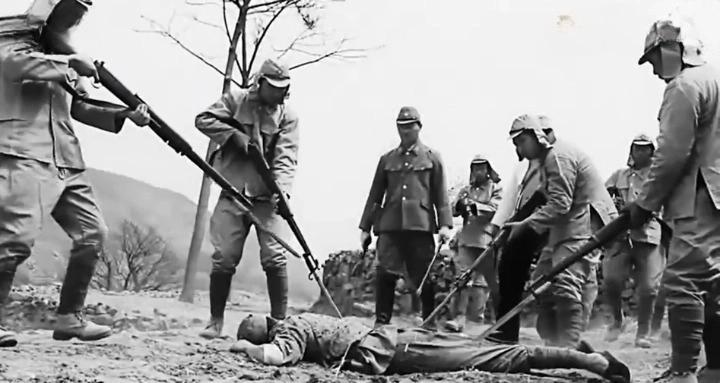 老汉偷酒被抓,老汉偷偷抽烟被警察抓