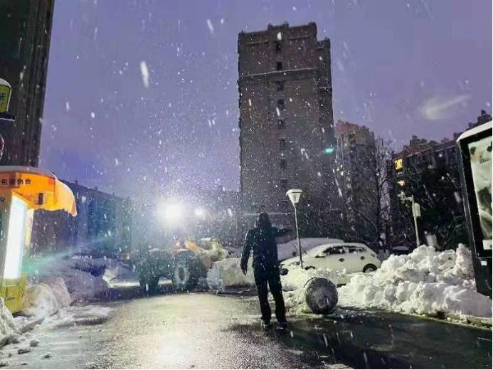 暴雪奋战,暴雪之中坚守