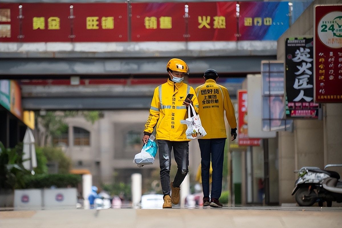 斜杠青年的骑手生活：边开水果店边做骑手昆明小伙收获“满满的幸福”