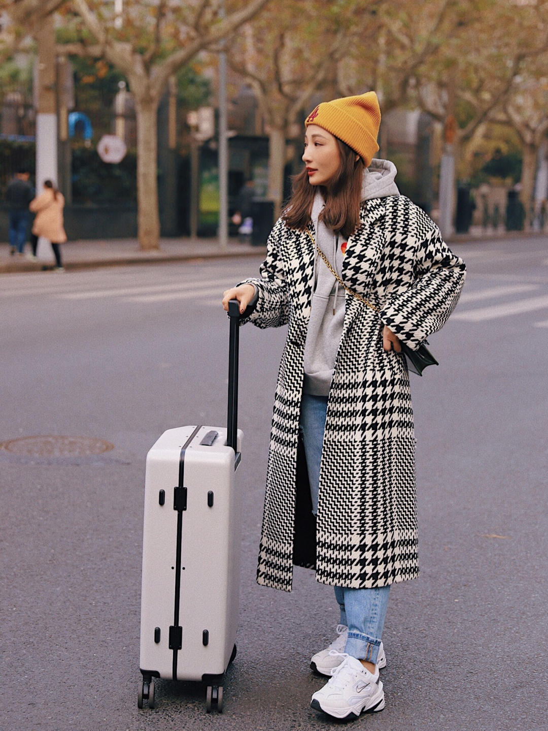 连帽格纹大衣怎么搭配好看,格纹呢大衣适合什么肤色的穿
