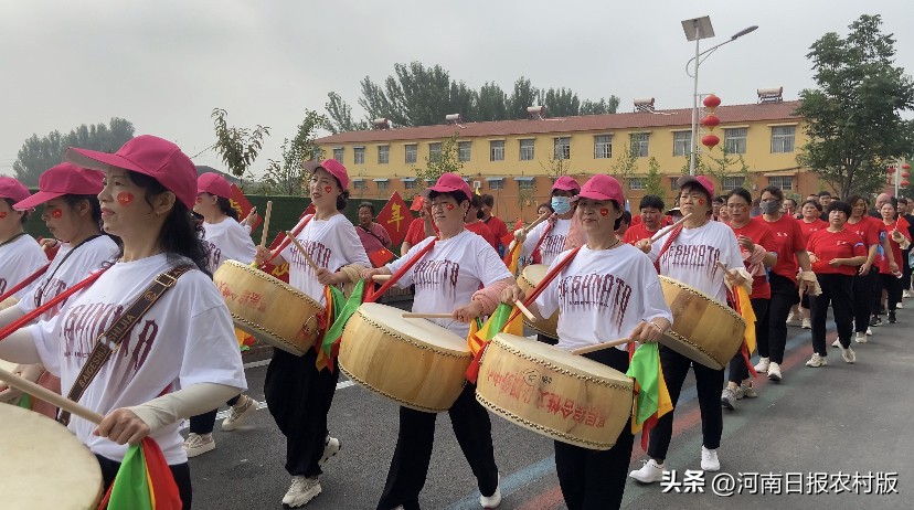 获嘉拔河比赛第一名,获嘉县城关镇千人拔河大赛现场