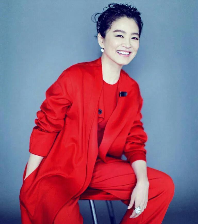 “内衣门”68岁的林青霞疑没穿内衣遭讽刺，对女神要求太苛刻了！