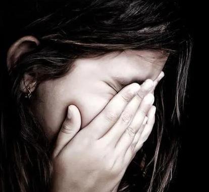 女子26岁查出癌症老公放弃治疗,22岁女子确诊血癌