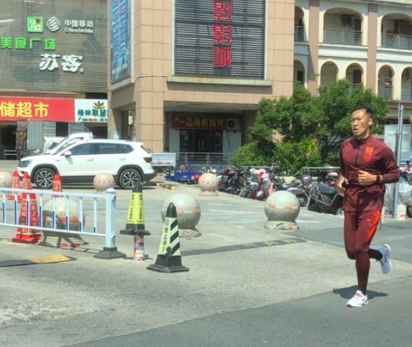 国足第一队长吴曦恐无缘首战,国足1-3不敌越南吴曦全程解读