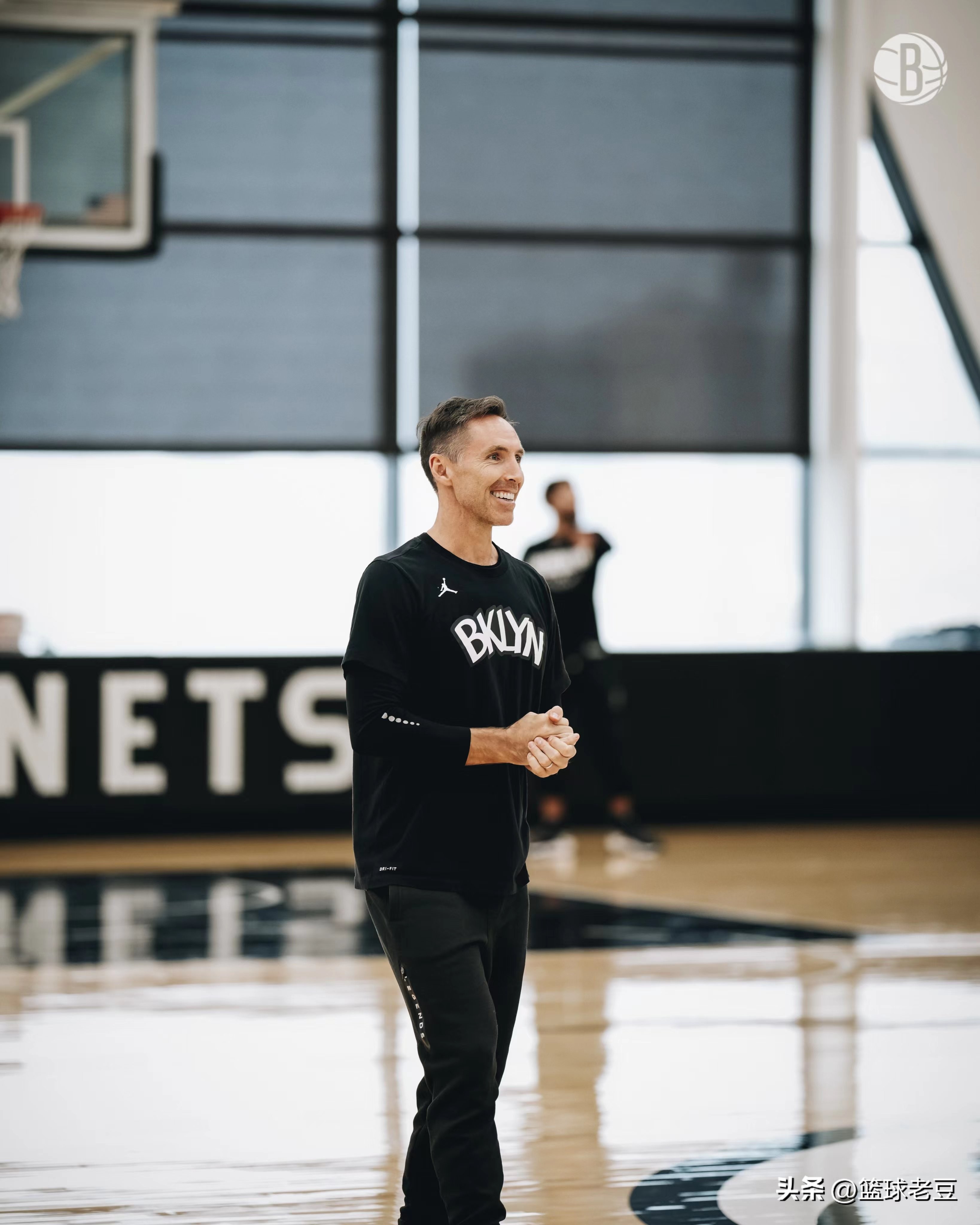 篮网的新篮球运动避免频繁的一对一比赛，而是“传球、导球”