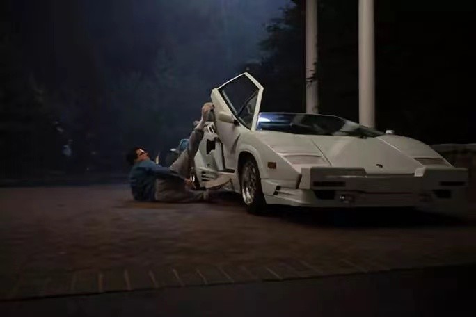 华裔富豪贪污35亿，拿钱泡遍全球女星，被4国通缉，他怎么做到的