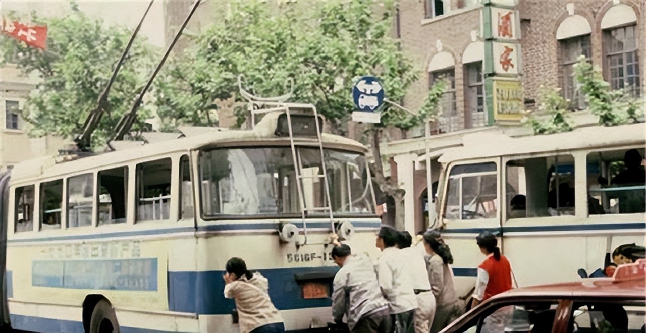 八十年代的上海老照片,踩在东海沿岸闪耀着无与伦比的繁荣骄傲