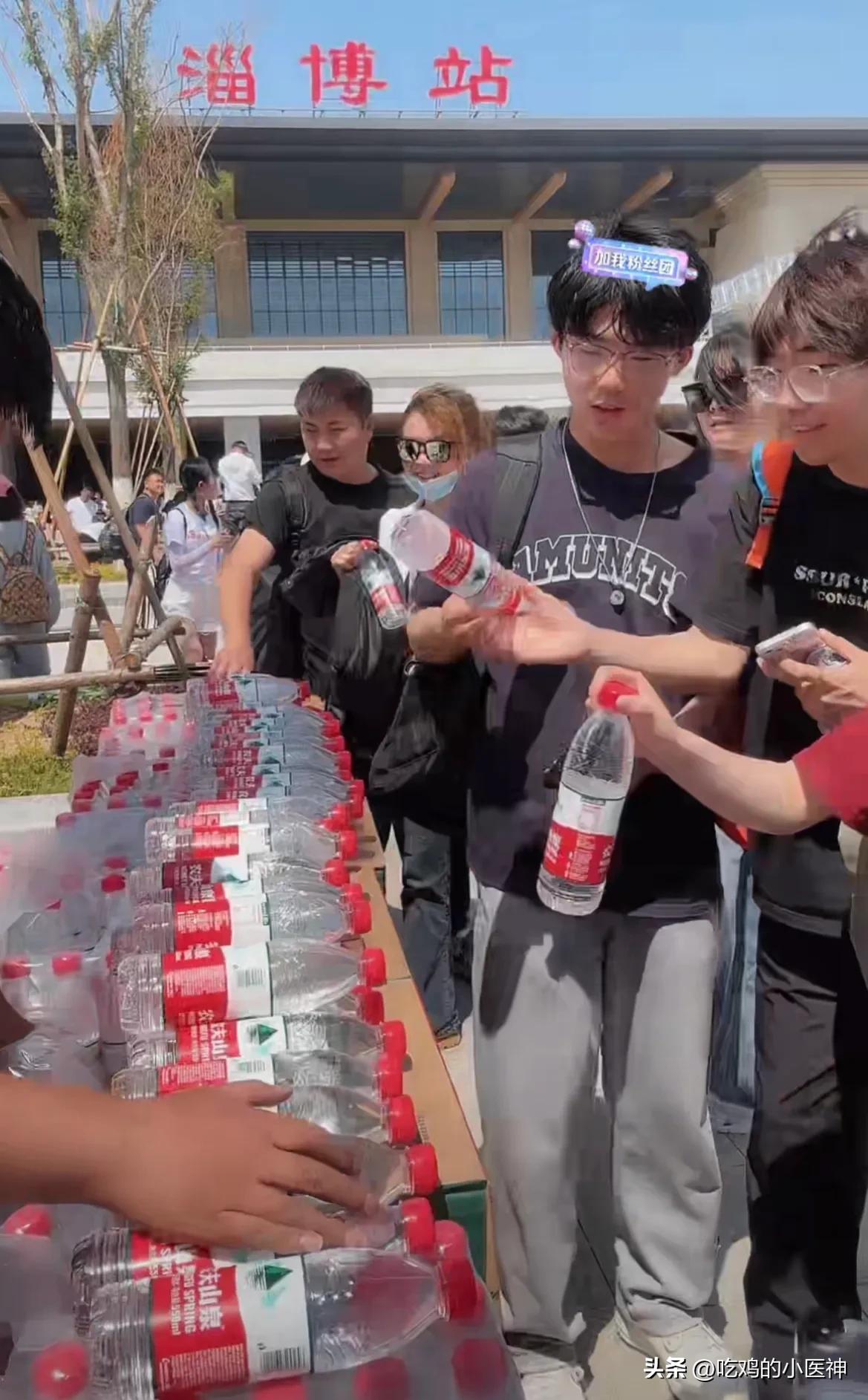 山东小伙免费送水,淄博火车站免费领水是怎么回事