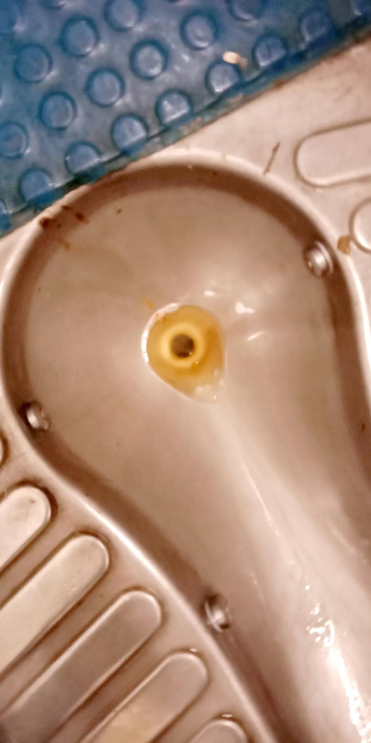 为什么火车厕所便盆洞很小,火车厕所马桶怎么是小的呢