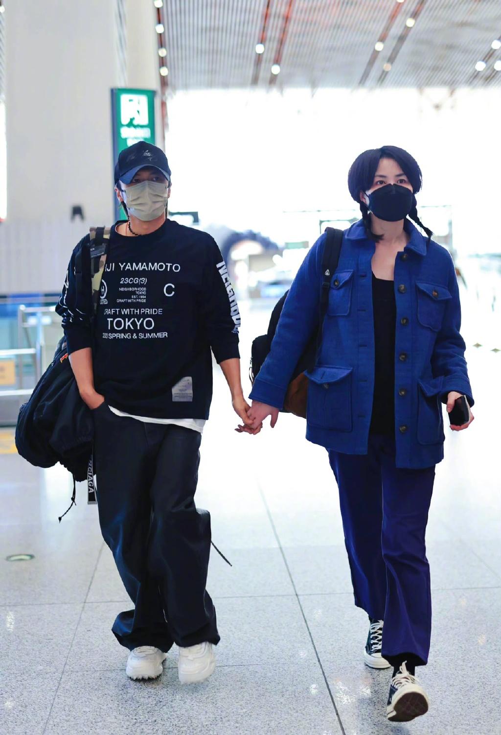 谢霆锋王菲机场合照,王菲谢霆锋经济舱