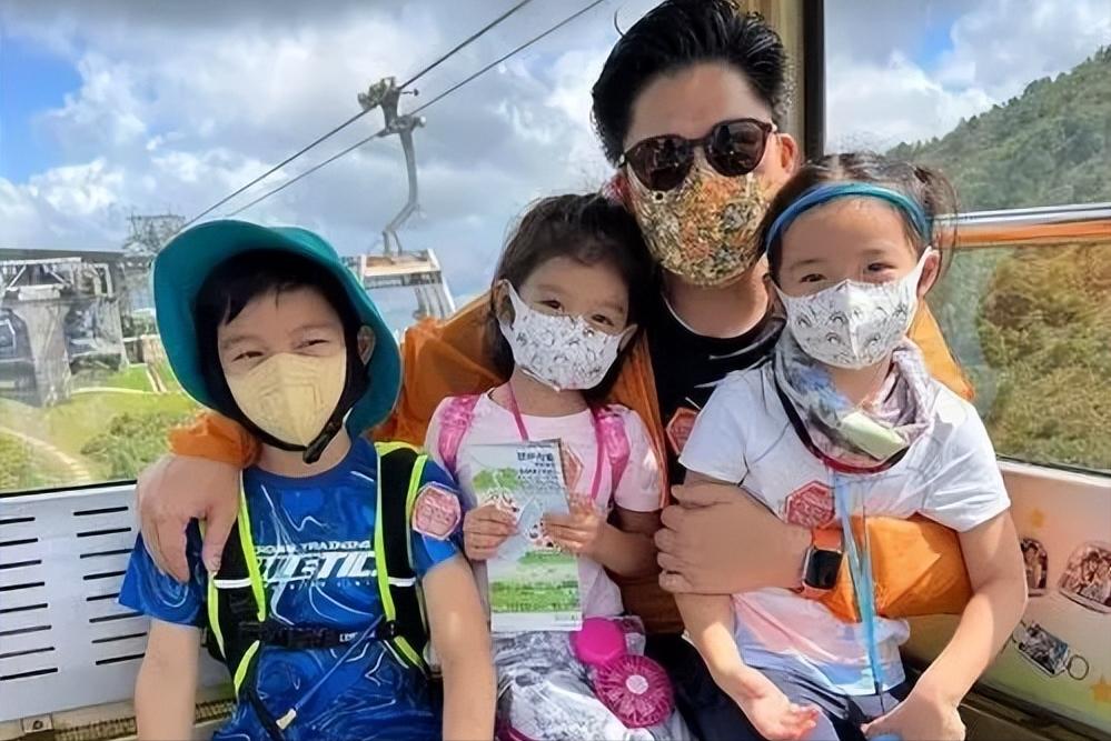 郭晶晶背小布包和老公上街购物 (郭晶晶用的帆布爱马仕包)