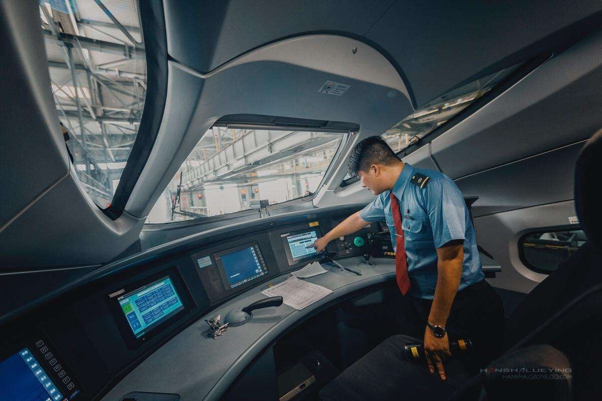 中国高铁的速度震惊老外,当外国人体验中国高铁疯狂速度