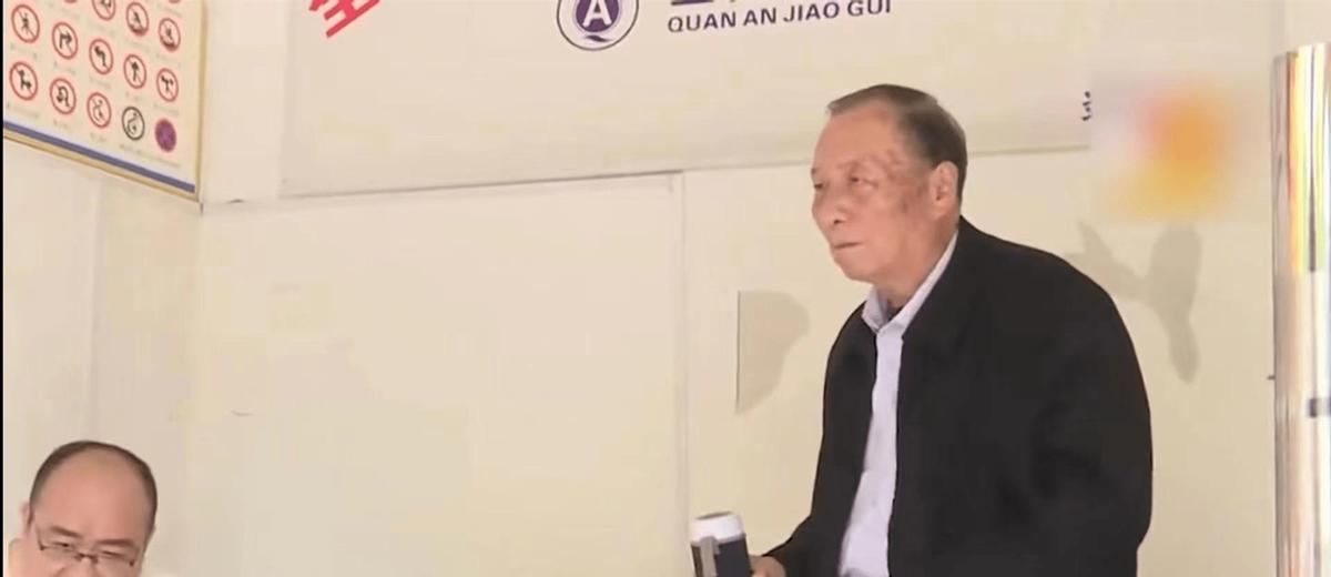 六旬老人出轨与儿子反目成仇,老人婚内出轨案件