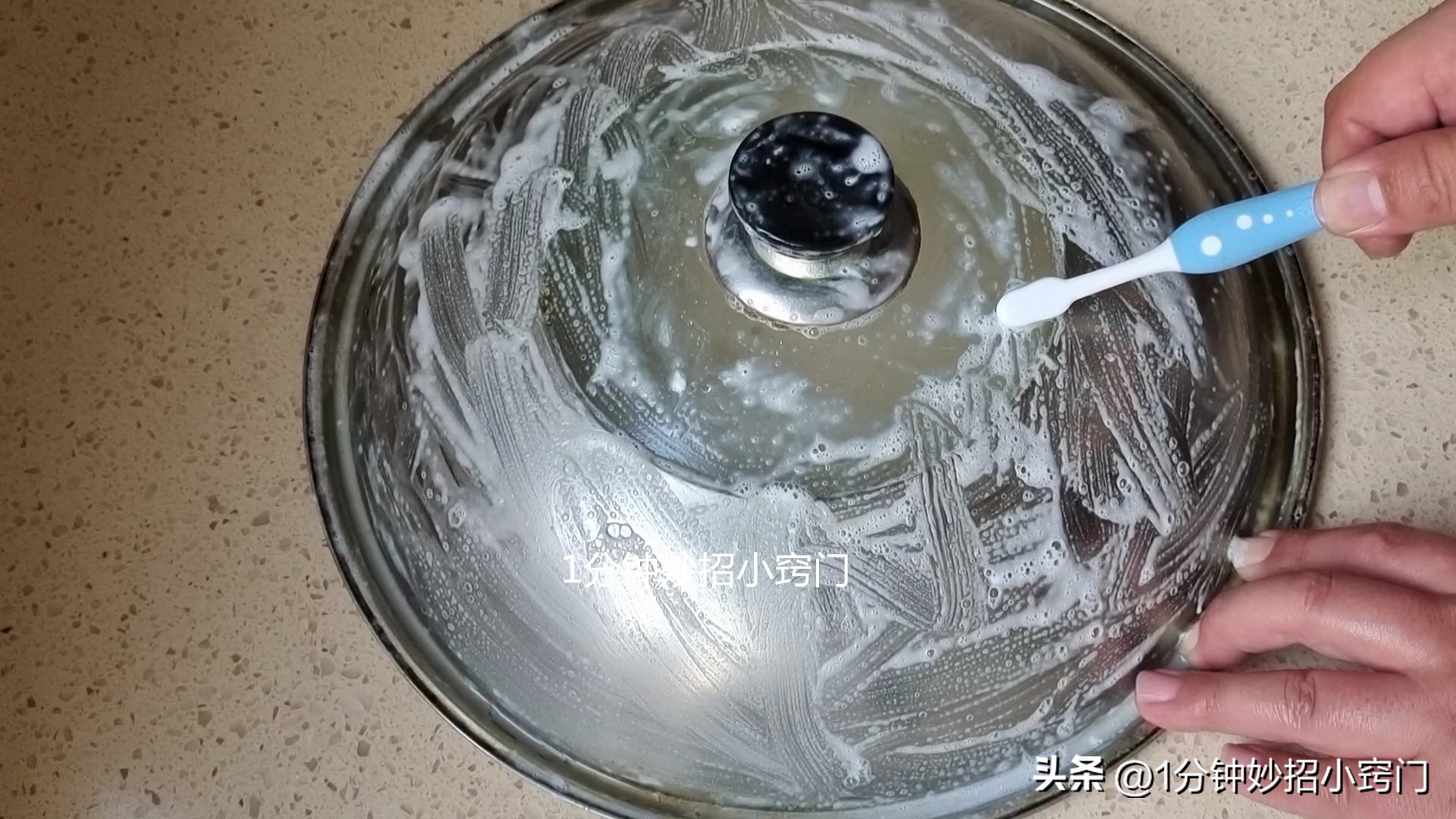 锅盖的油污怎么清洗,锅盖油污难清洗教你一招