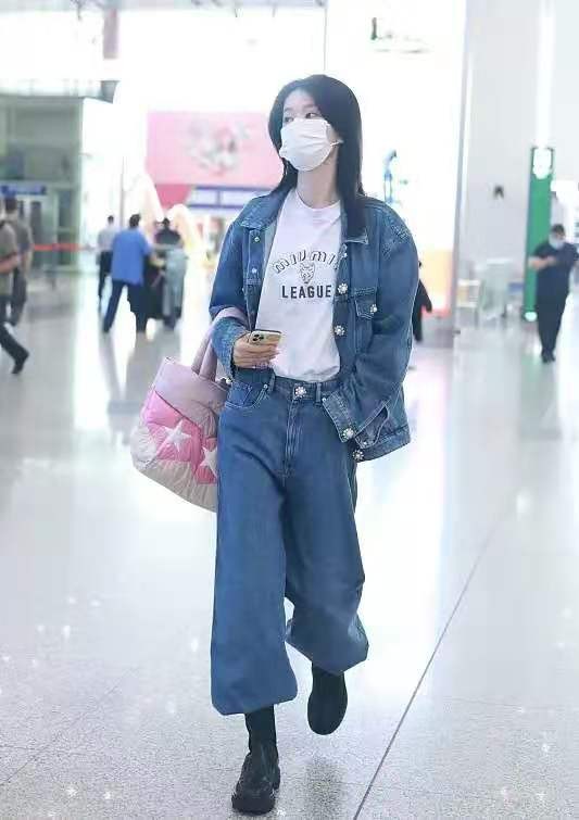 乔欣私服穿搭效果惊人,乔欣现身北京机场牛仔裤配长靴