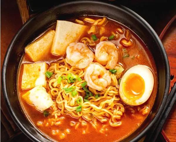 摆摊卖泡面创业项目怎么样,街边摆摊煮泡面卖50一份