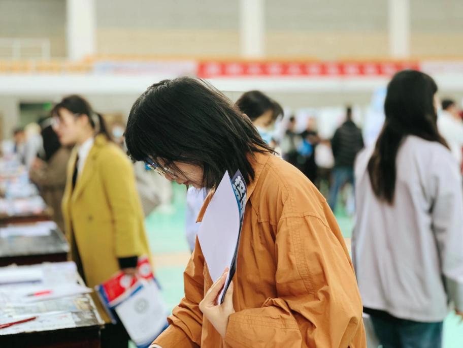 每天工作2小时就能月入3万？冷门国企员工晒工资，属实是羡慕了