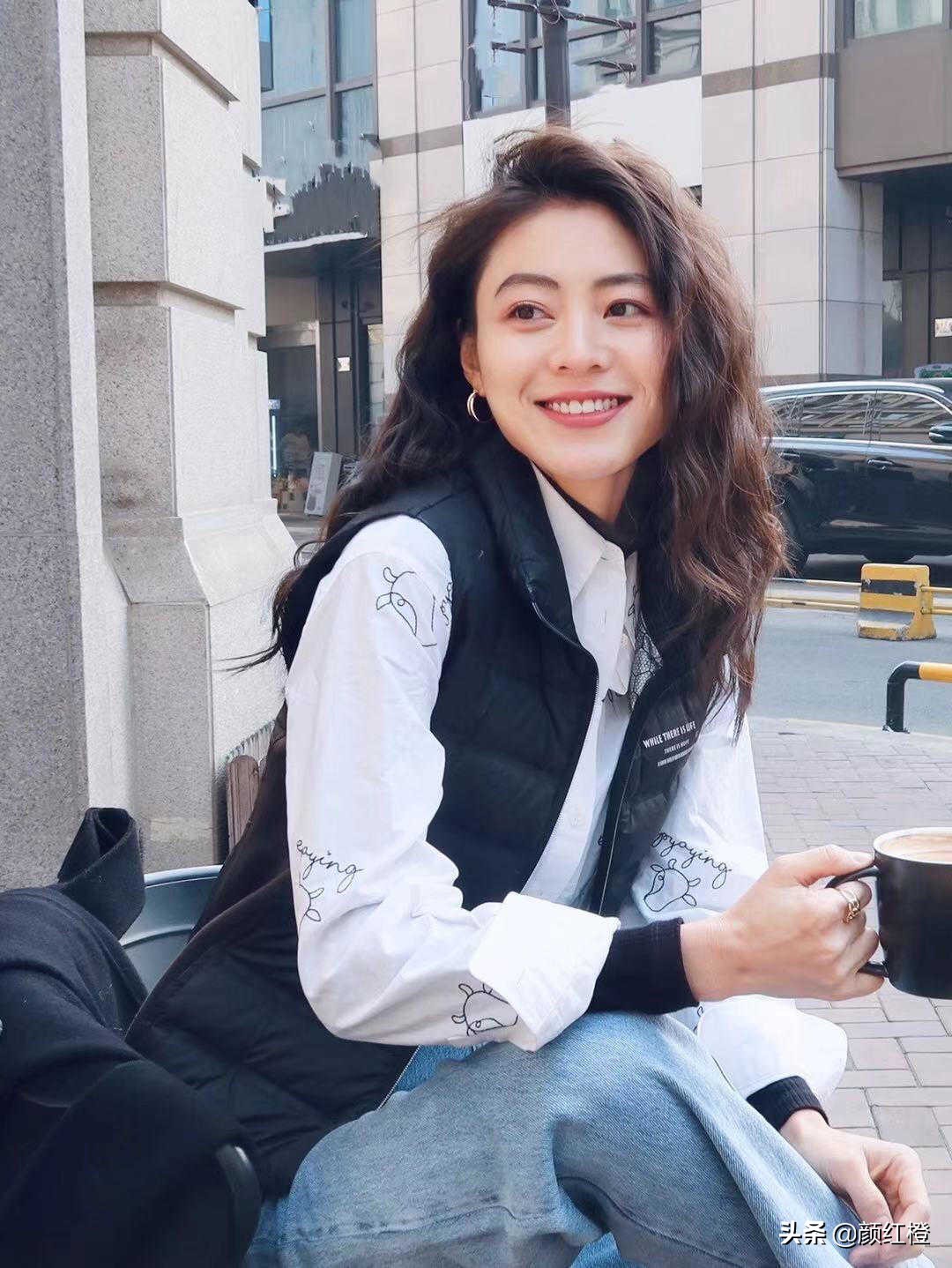 羽绒马甲什么时候穿怎么搭配好看,今冬最火大衣穿法太时髦高级了