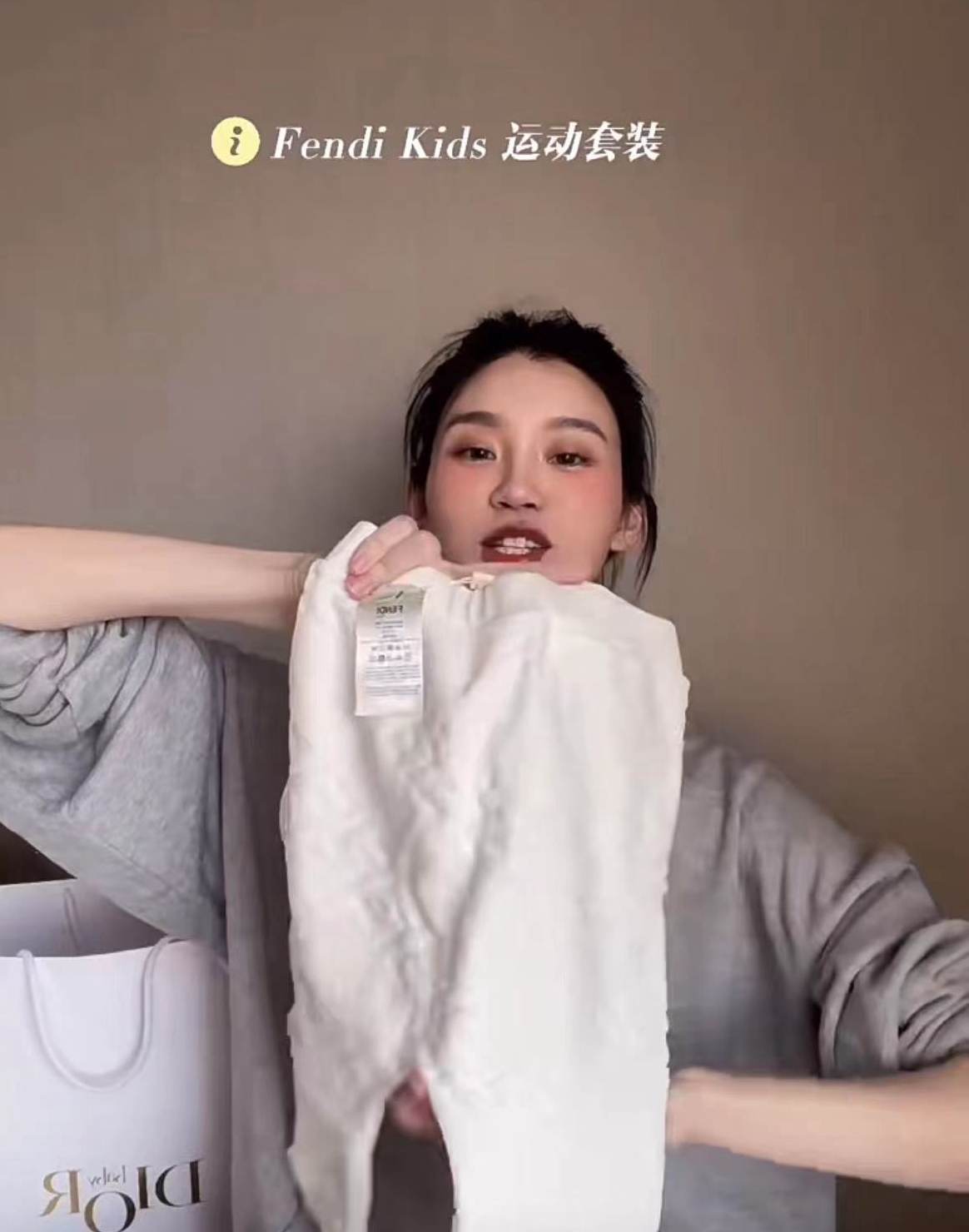 奚梦瑶1岁女儿背名牌包,奚梦瑶女儿庆生