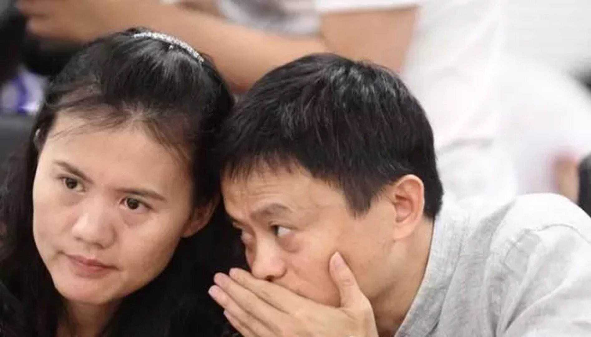 她曾是大学老师，却辞职跟随丈夫创业，最后成董事长，身家225亿