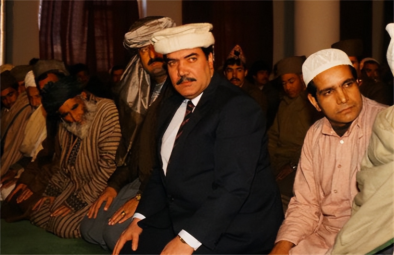 1996年，阿富汗的前总统纳吉布拉，遭遇残忍阉割，尸体被扔臭水沟