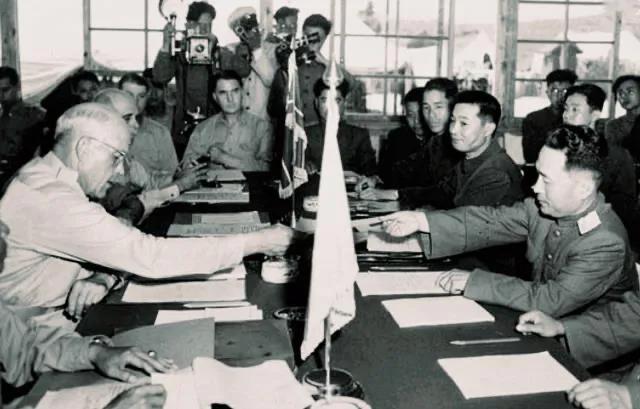 七十年前，毛主席就预言过：台湾只有两条出路。如今看来很准确