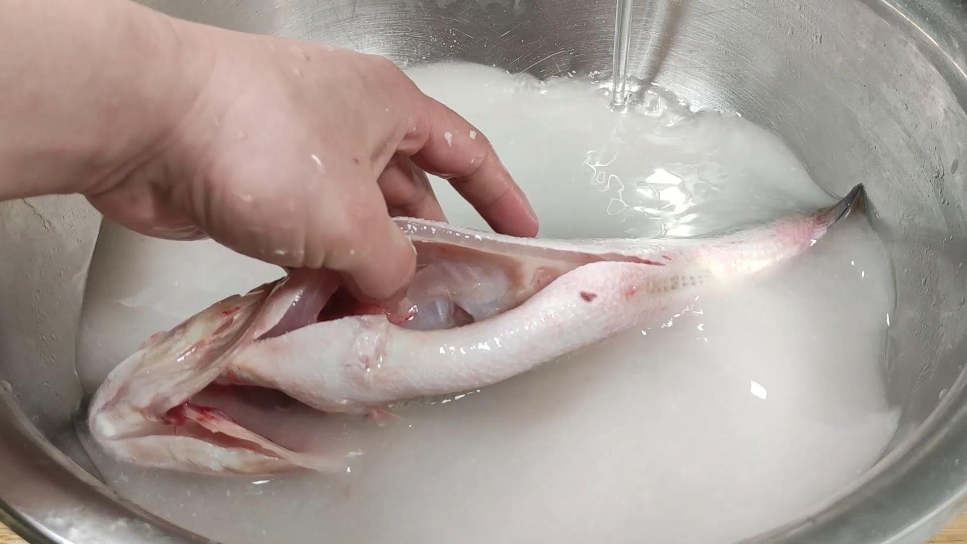 清蒸鲈鱼之前需如何处理一下,清蒸鲈鱼好吃的秘诀