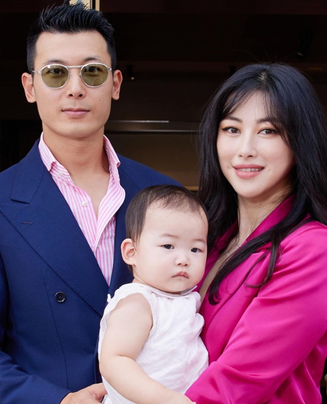 朱珠晒与丈夫神剧合照,朱珠与老公深夜街头互动甜蜜