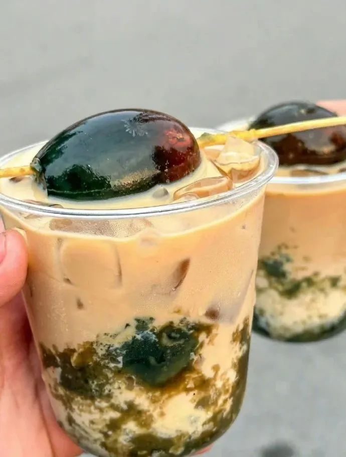 全网疯传的“章鱼拿铁”事件，正在恶心中国年轻人