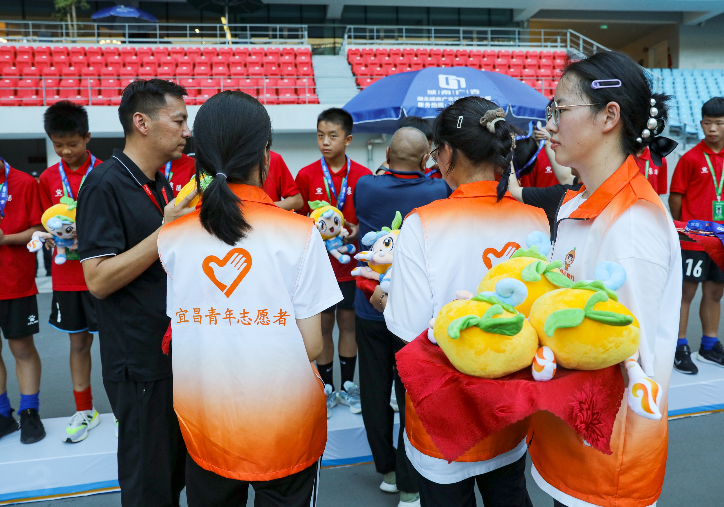 湖北宜昌：大学生罗清芸暑假回乡带领志愿者为省运会赛事服务
