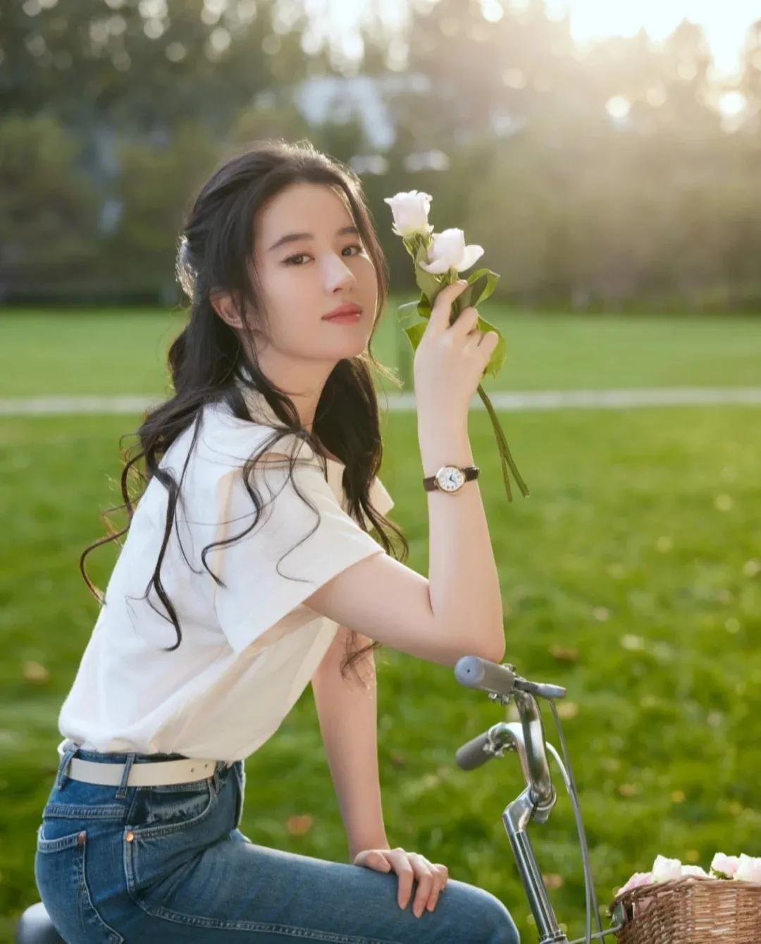 假借拍戏之名公然“揩油”,摸胸、抓臀、脱外衣,该管管了