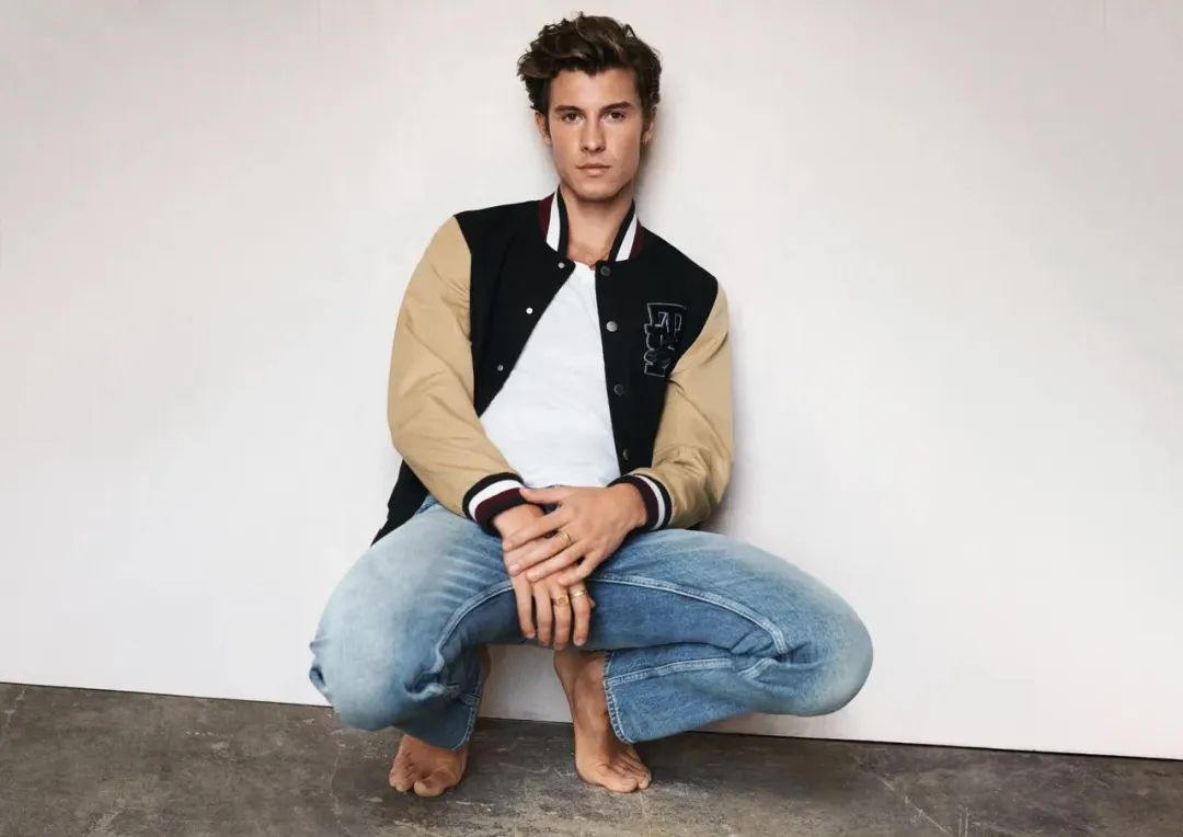 24岁的加拿大小鲜肉最新时尚杂志封面，肌肉身材非常性感