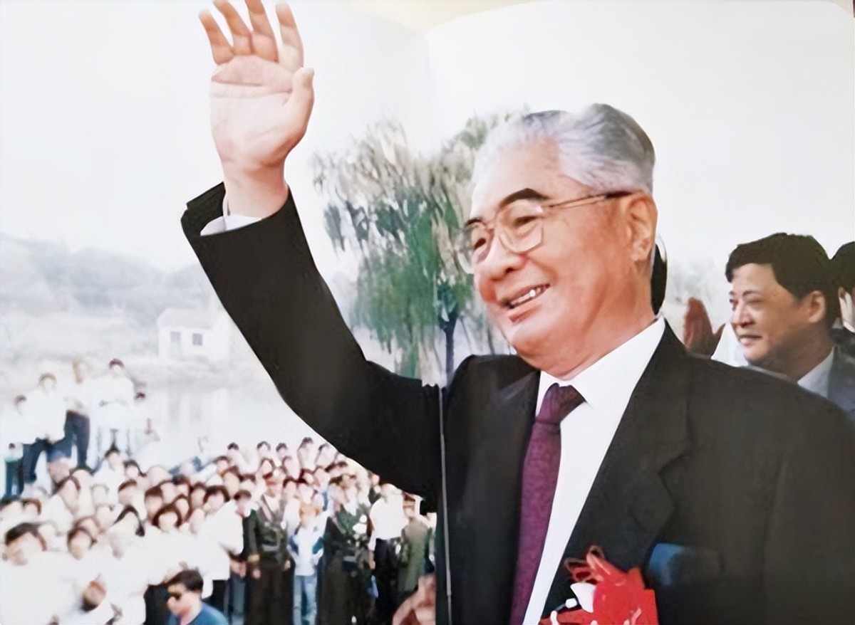 红色资本家荣毅仁:89岁在京逝世,留下4个子女,今独子身价百亿