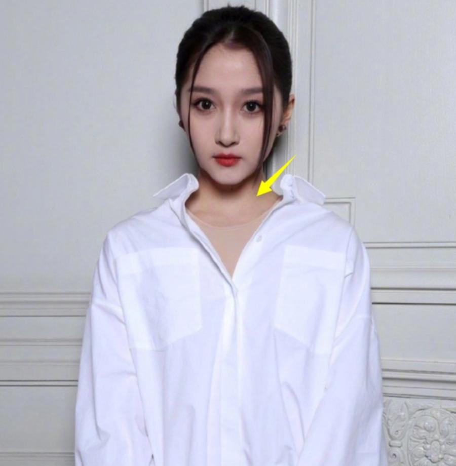 巴黎时装周众星翻车，黄圣依女仆装老态纵横，章子怡奶奶装认不出