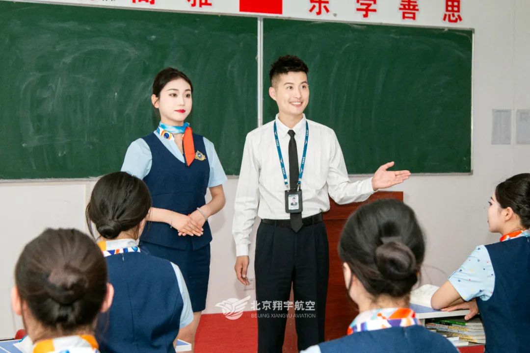 走进学校让心情愉悦,走进安静整洁的教室时我深感自豪