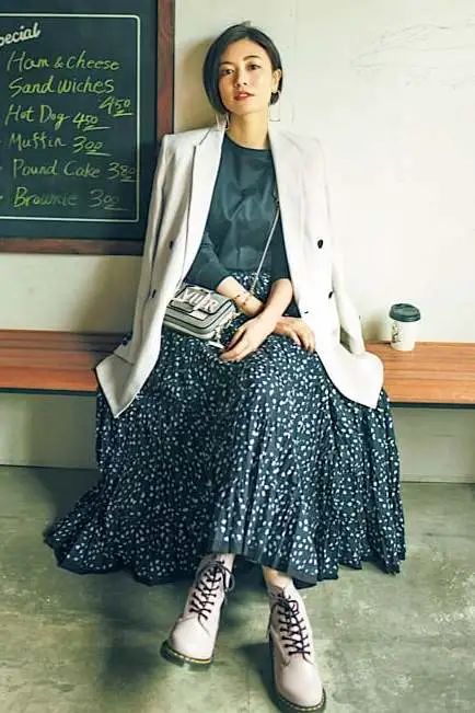 穿裙子靴子过年,过年穿了裙子显瘦