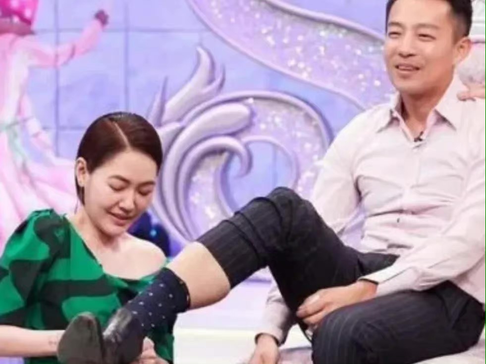 小S受大S牵连，黑历史被深扒，曾当众舔日本女星的脚