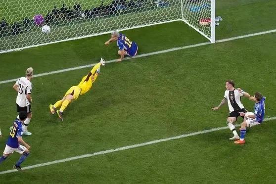 国足球员哭的场面,国足打平日本后日本球迷的反应