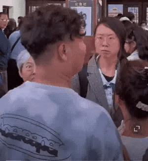 “婆孙插队”事件最新后续,人民网评“婆孙插队”事件