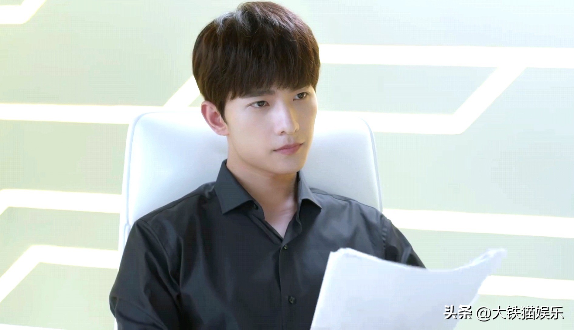 穿黑衬衫好看的人,穿黑衬衫的帅气男人