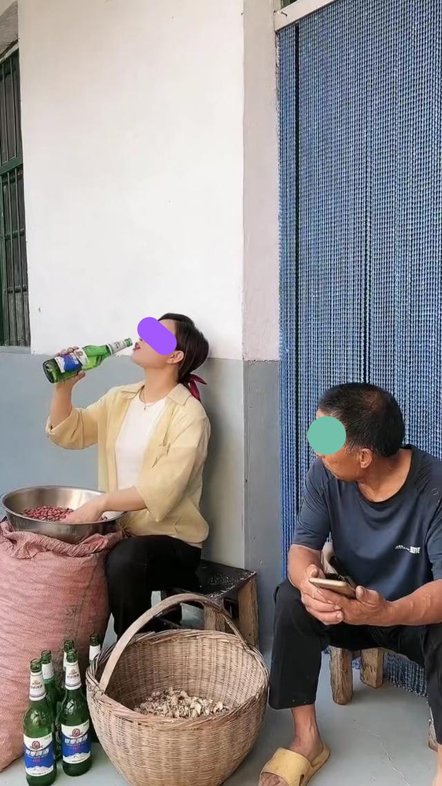 儿媳干活不认真，途中去买啤酒回来自己喝，坐在一旁的公公看懵了