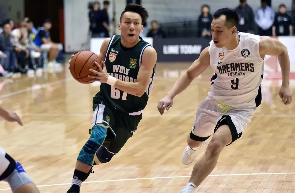 一记隔扣火上热搜！从街头草根到职业选手，“佛山林书豪”的故事太燃了|YOU趣青年荟