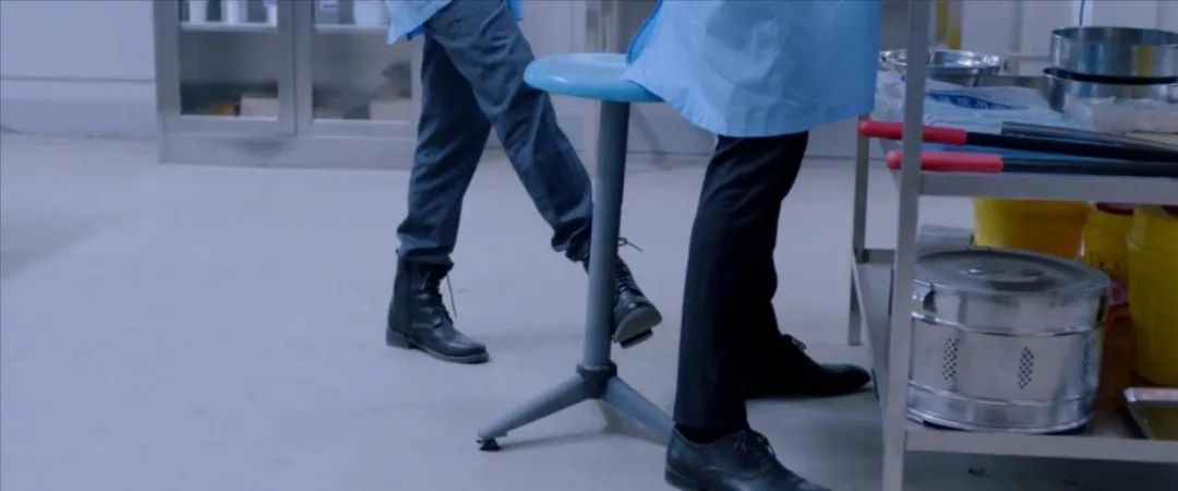 熊孩子拉凳子致人受伤,熊孩子拉凳子致同学受伤