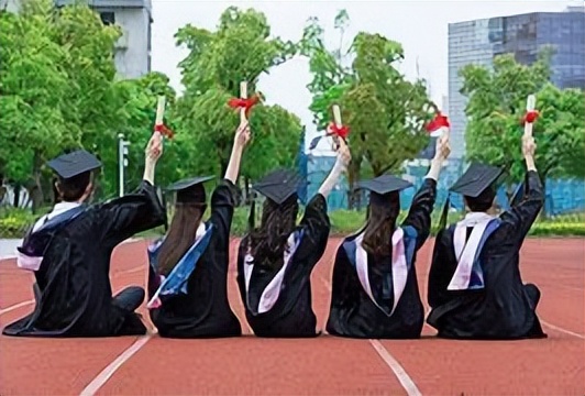 读二本大学每月生活费交多少,大学期间生活费一般给多少