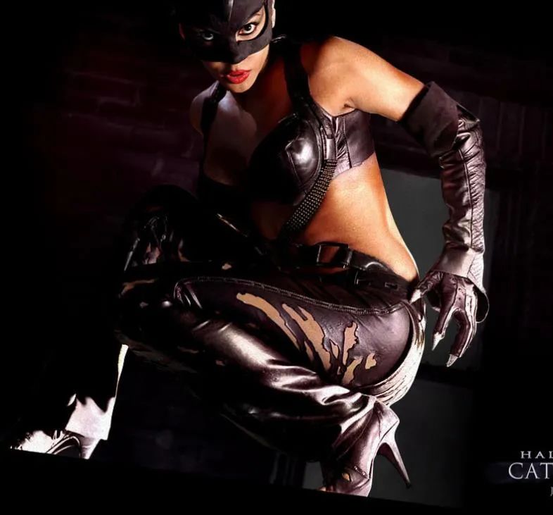 紧身制服别硬穿,曲线差异很明显,有的飒爽,有的是来搞笑的吧