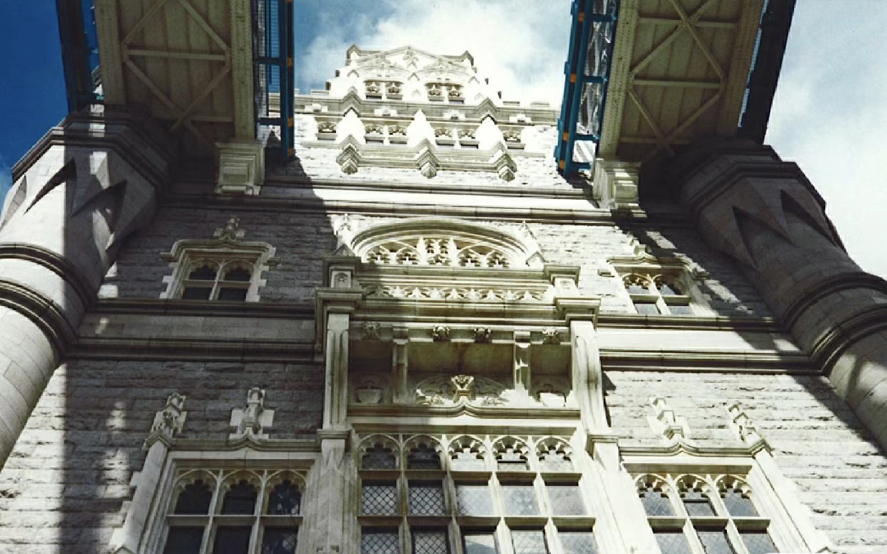 伦敦塔桥建造历史,伦敦塔桥附近的建筑