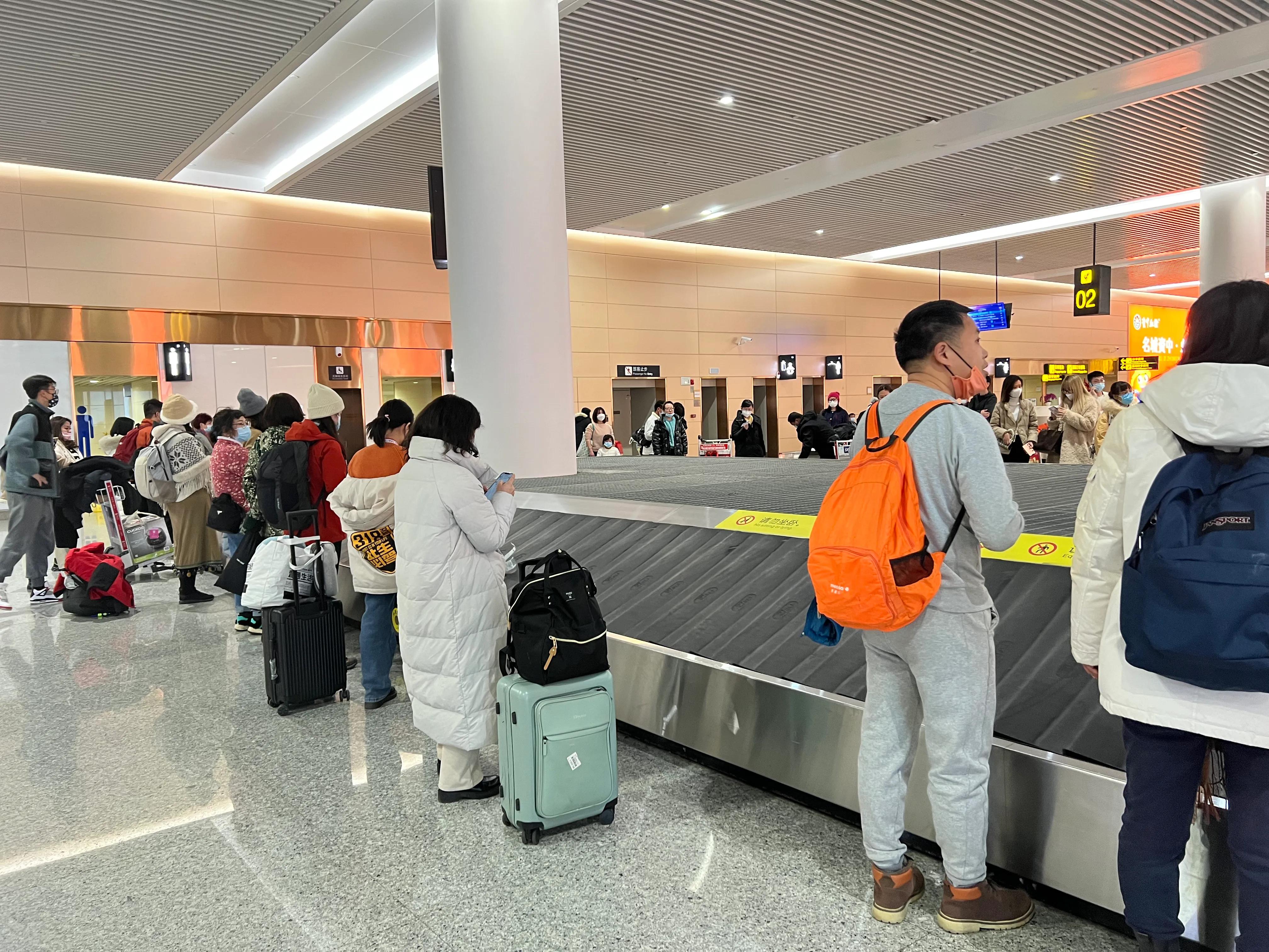 下飞机回家发现行李箱坏了怎么办,坐飞机发现托运的箱子坏了