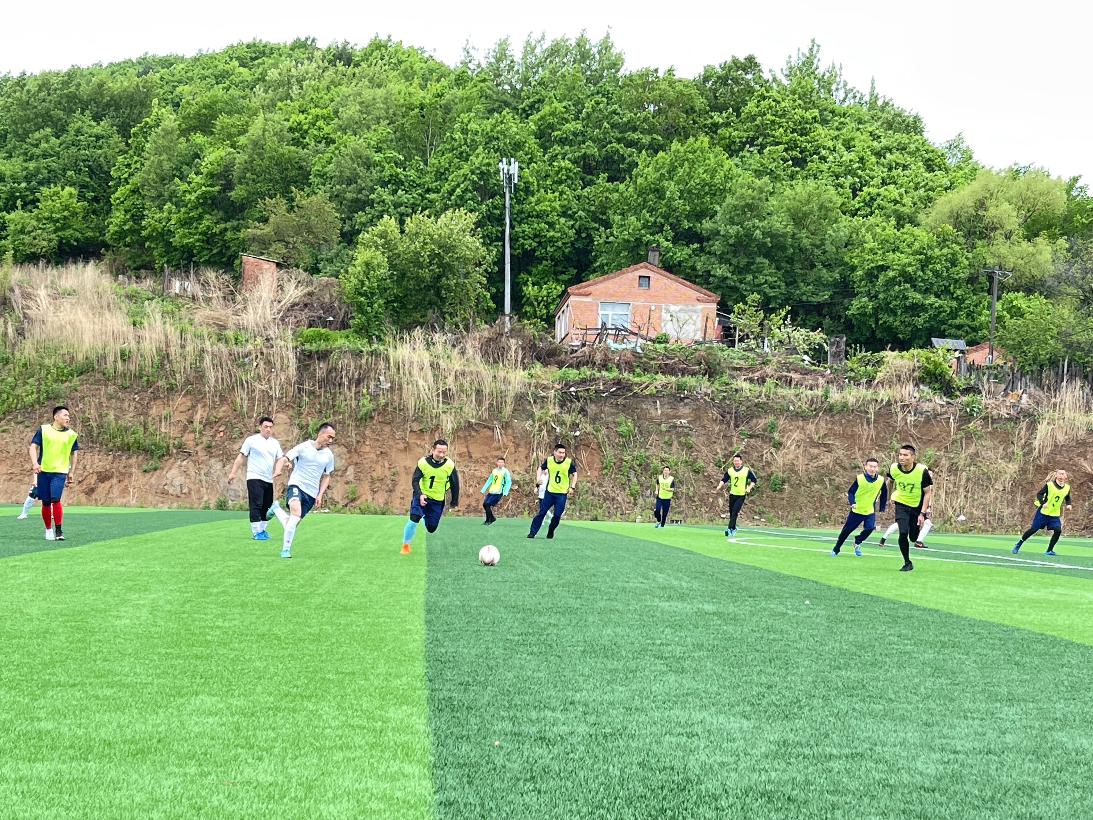 雨中驰骋绿荫，足球精神必赞——抚远大队组织“东极火焰蓝”杯足球对抗赛