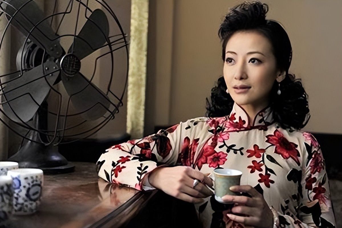 副艇长和小卖店老板娘偷情被举报，竟意外揭开特务惊天阴谋