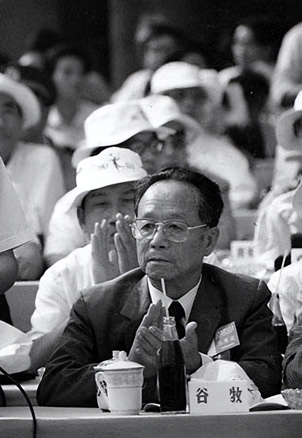 他是改革开放先驱者之一，*小平邓**对他的评价极高，活到了95岁